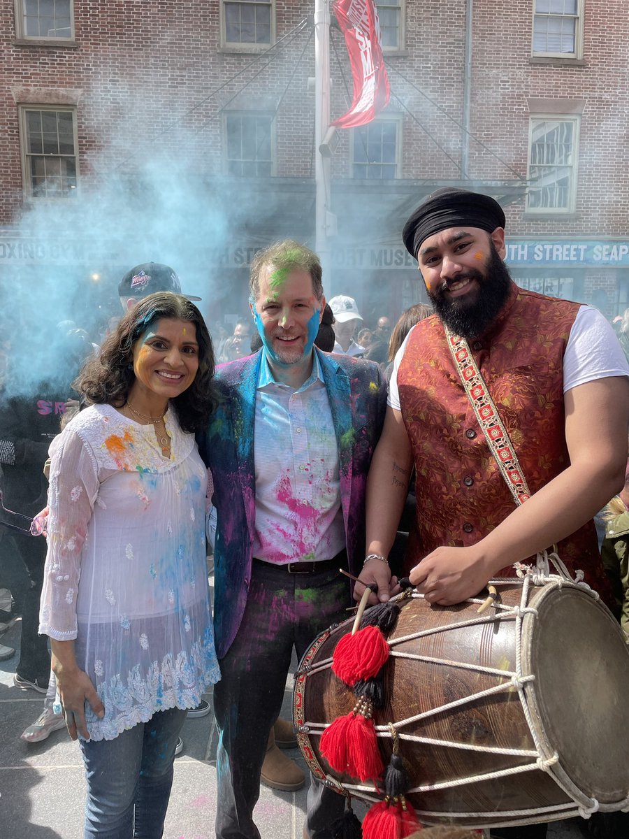 MarkLevineNYC's tweet photo. 100s came out today for a special gathering in South Street Seaport to celebrate Holi, the Hindu festival of color.

I was not exempt from the fun! #HoliHai #Holi2023 https://t.co/ZIgkd5mks8