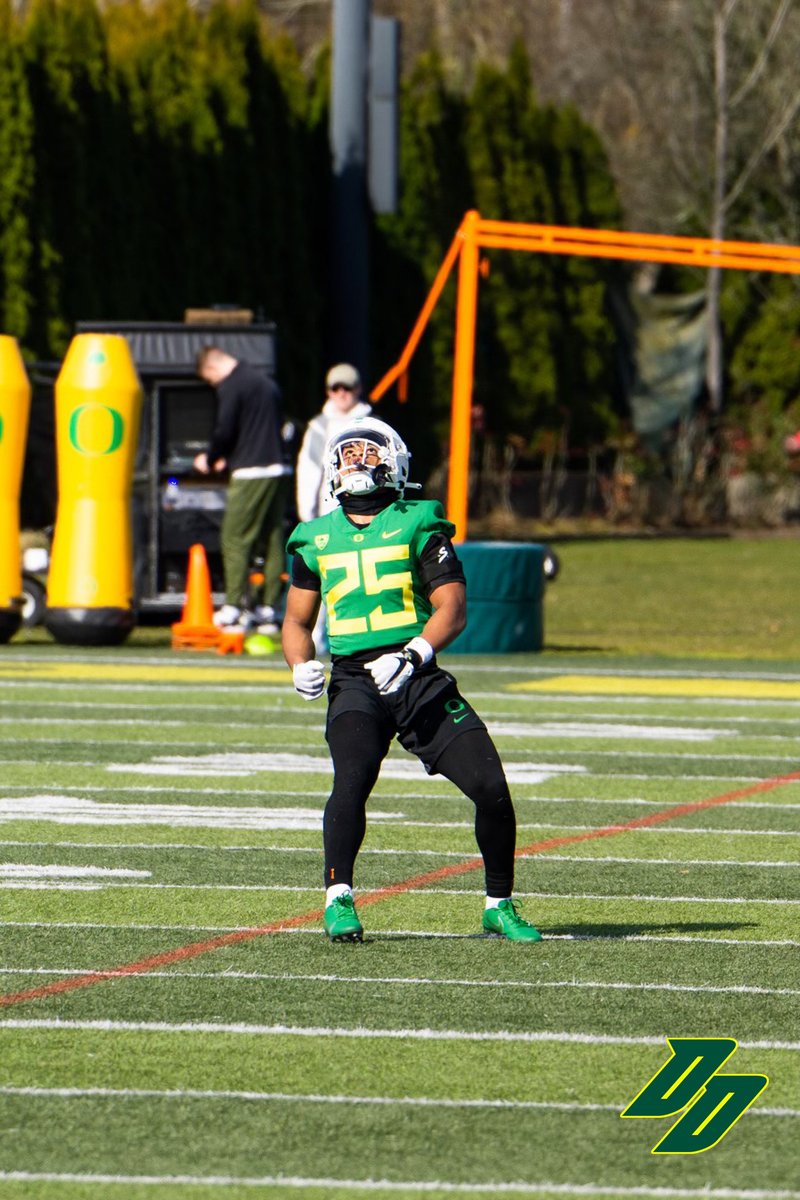 Early enrollee cornerback Cole Martin getting some work in the return game at today's practice. #GoDucks 📸: Brayden Horrocks