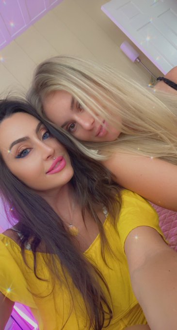 We are online ❤️❤️❤️in reinas room https://t.co/jWX0nWJKQF