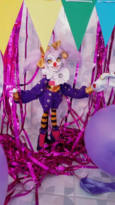 "Rigoletti , the festive clow"She is my lastest custom and the first one of the year. Un pretty happy with the finishe d look. (1\3)#customdoll #dollcustomizing #oakdoll #doll #clowdoll #clown 