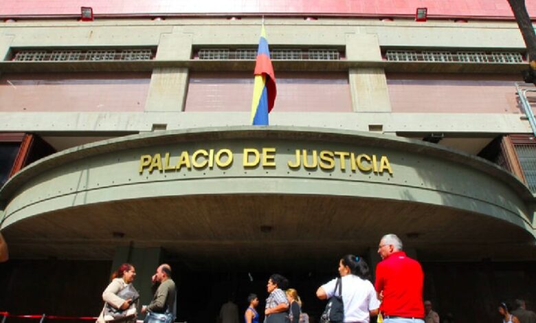 #CorrupciónJudicial Con la captura de tres jueces penales anoche #17MAR se inició la operación #GuerraContraLaCorrupción anunciada ayer por la Policía Nacional Contra la Corrupción #PNC. Un magistrado suplente del TSJ y jefe de la justicia penal en Caracas encabeza la lista.