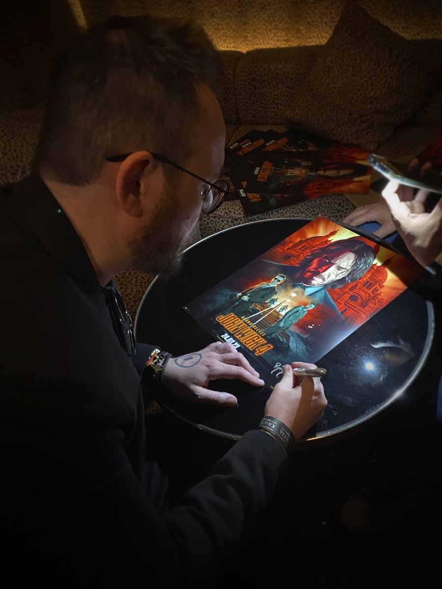 I loved the <a href="/JohnWickMovie/">John Wick</a> event in Madrid last Wednesday!
Thank you for inviting me <a href="/DiamondFilmsES/">Diamond Films España</a> and congrats for the great work.
I met the film's Costume Designer, the great Paco Delgado! And I signed some mini posters of my official art for the movie.
In theaters March 24.