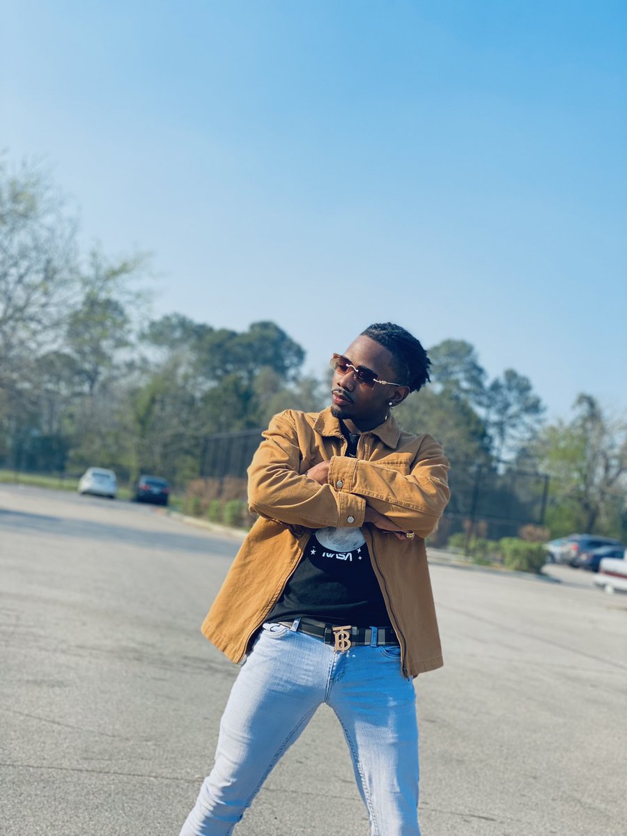 Trendsetterdeee's tweet image. If it’s not me who is then 🚀😋

#deetofamous