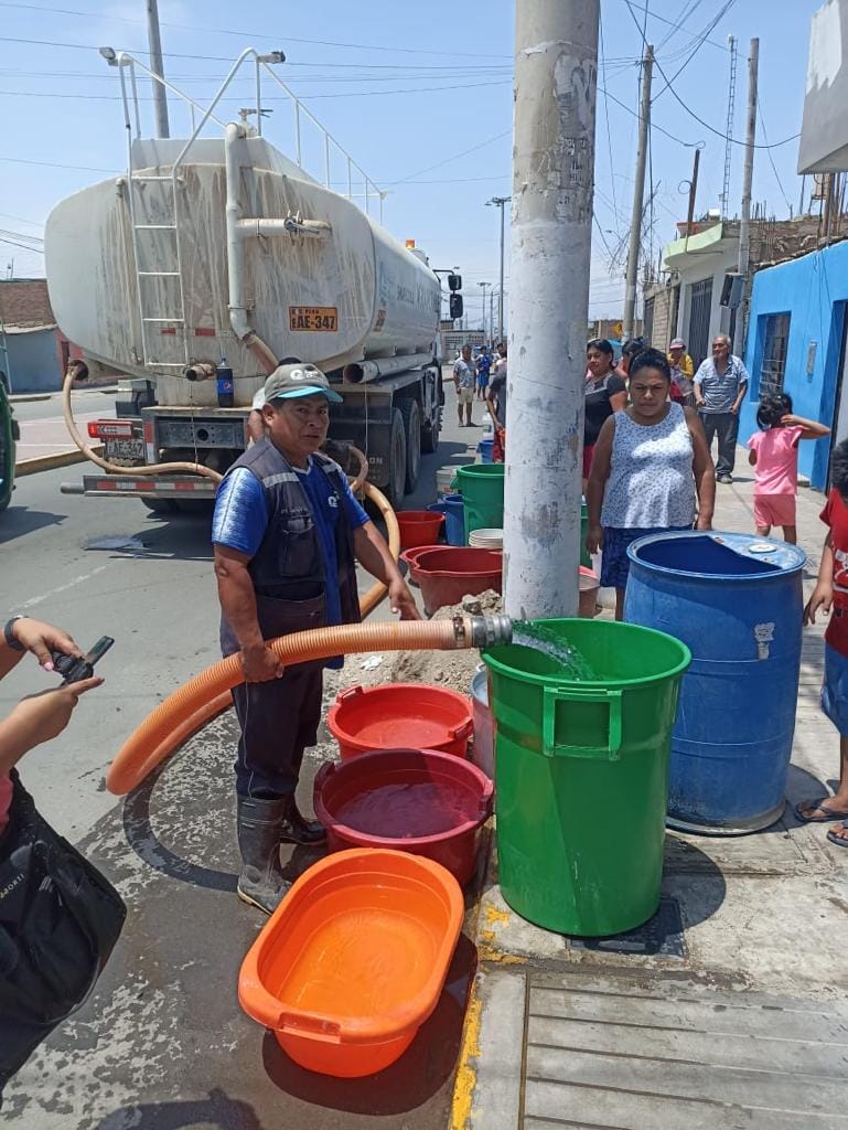 OtassPeru's tweet photo. 📍 #Chincha | Con asistencia técnica del #Otass, @SSemapach viene ejecutando su plan de contingencia mediante camiones cisterna para abastecer de agua potable a los distritos de Chincha Alta y Pueblo Nuevo. https://t.co/993Yueyavg