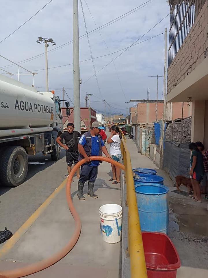OtassPeru's tweet photo. 📍 #Chincha | Con asistencia técnica del #Otass, @SSemapach viene ejecutando su plan de contingencia mediante camiones cisterna para abastecer de agua potable a los distritos de Chincha Alta y Pueblo Nuevo. https://t.co/993Yueyavg