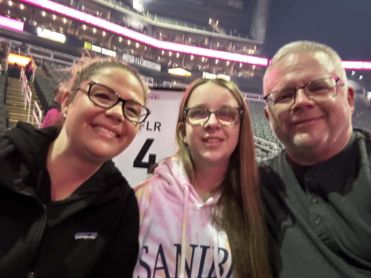 mshepker's tweet photo. @blakeshelton so excited! #BSKansasCity https://t.co/89Ov07Jcla