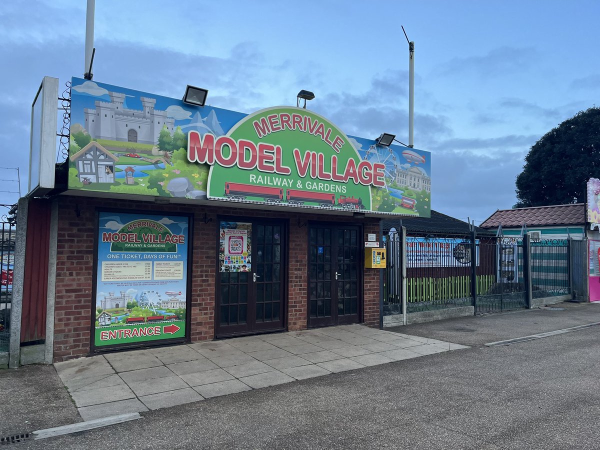 Jayne1412's tweet photo. I put a new battery in the defibrillator today outside Merrivale Model Village This was paid for by Lodge of United 313 Gt Yarmouth. I also put new batteries in the light inside the cabinet. #masonichall #defibrillator #Greatyarmouth #seafront #heart2heartnorfolk #CPR #norfolk https://t.co/rW84ffVW6v