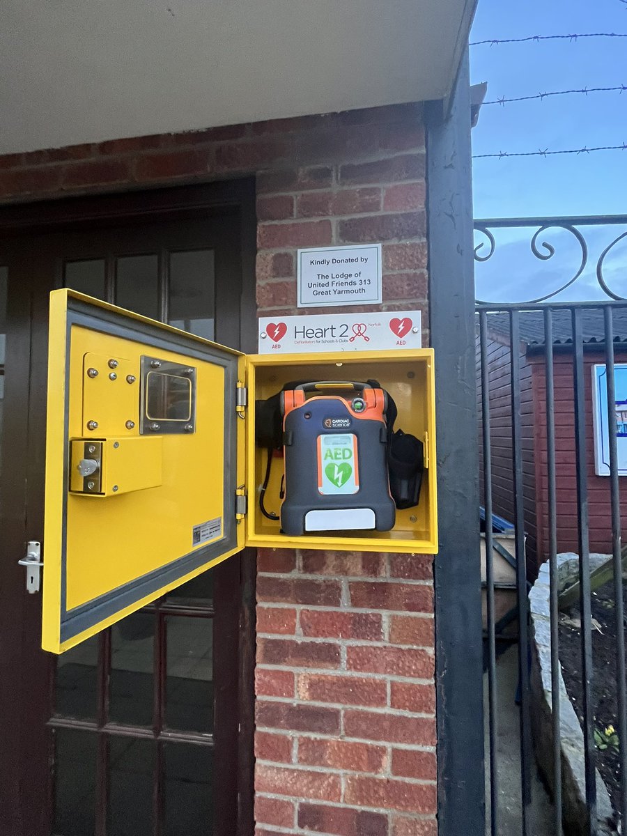 Jayne1412's tweet photo. I put a new battery in the defibrillator today outside Merrivale Model Village This was paid for by Lodge of United 313 Gt Yarmouth. I also put new batteries in the light inside the cabinet. #masonichall #defibrillator #Greatyarmouth #seafront #heart2heartnorfolk #CPR #norfolk https://t.co/rW84ffVW6v
