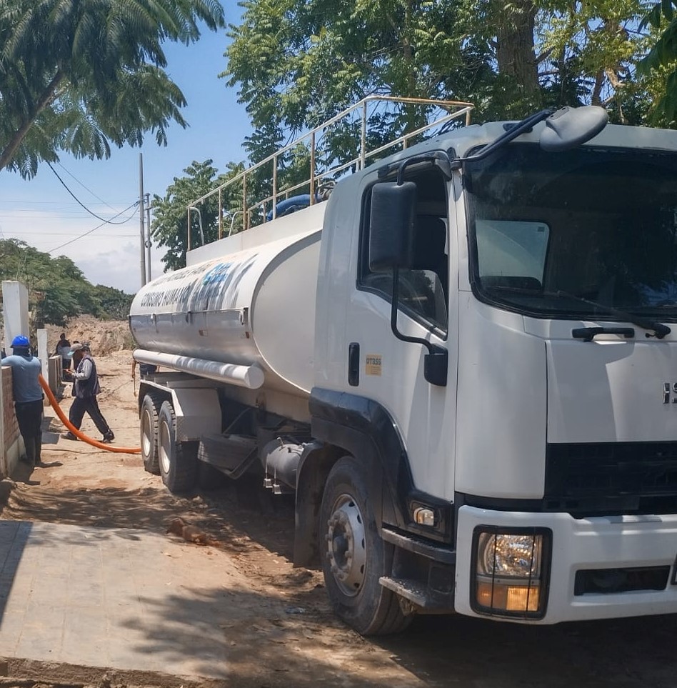 OtassPeru's tweet photo. 📍 #Chincha |  La EPS @SSemapach abastece con una  cisterna y cajas de agua al centro poblado Chamorro, en el distrito #ElCarmen, tras  activar con apoyo  del #Otass, su plan de contingencia. https://t.co/QnuNjQdtOs