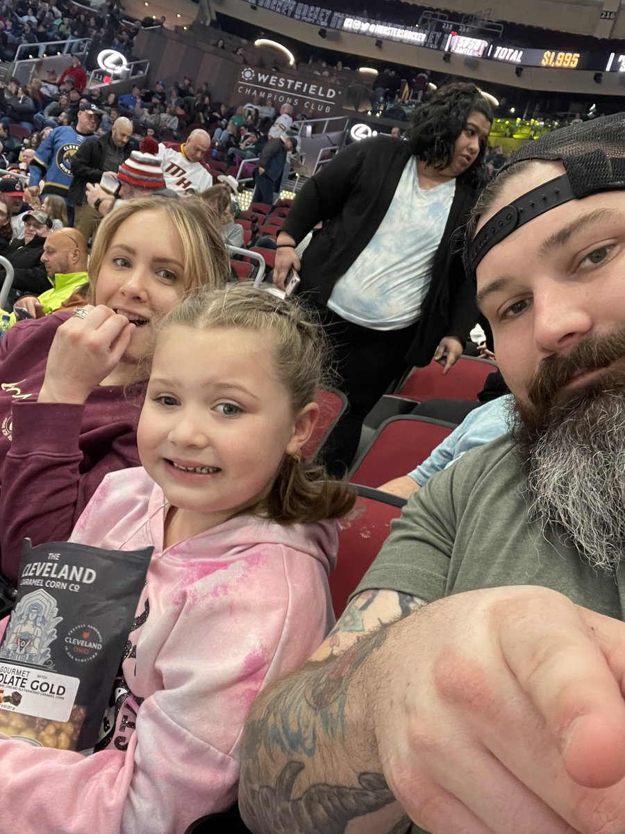 onebigpikey's tweet photo. Addys first monsters hockey game!  #lightheland @monstershockey https://t.co/jaleUlzMl8