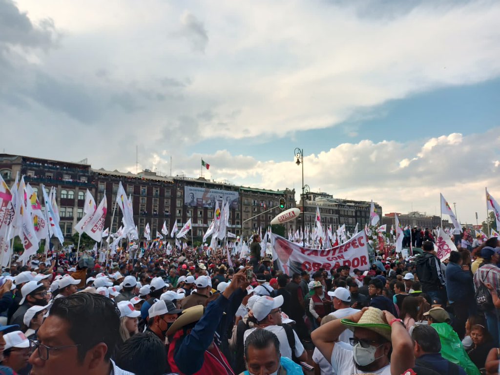 rosaicela_'s tweet photo. En el corazón de la capital, la gente escucha el mensaje del Presidente @lopezobrador_, en el marco de la #ExpropiaciónPetrolera  
#PorElRescateDeLaSoberanía 
#85AñosExpropiaciónPetrolera
#LaPatriaSeDefiende 🇲🇽 https://t.co/78LR4apUHJ