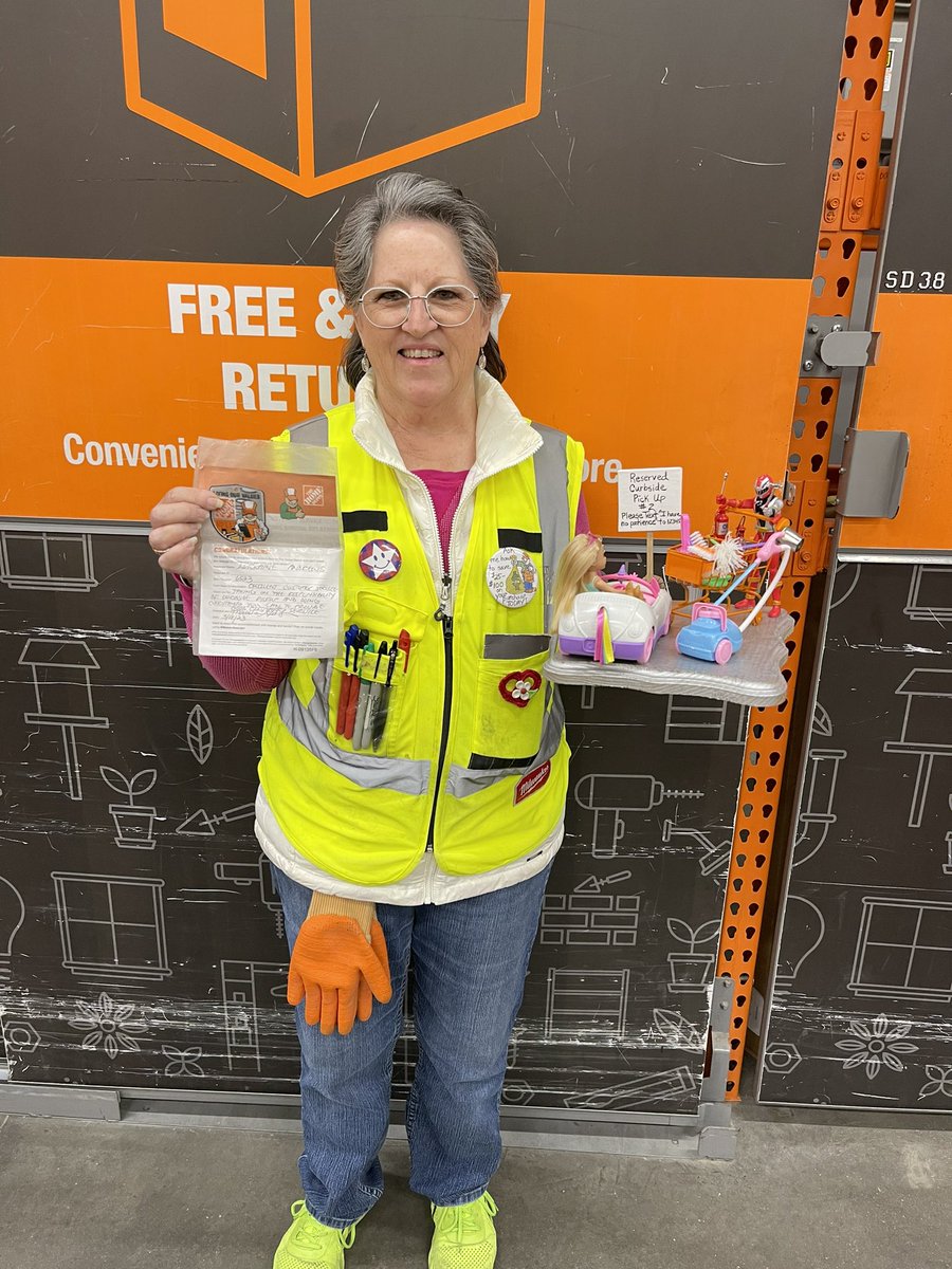 MarShaGling's tweet photo. Trophy time! Thank you Lorraine for taking on curbside and doing everything you can to provide prompt and friendly service to our customers (make sure to read the sign 😉) https://t.co/eDGsCiGJPm