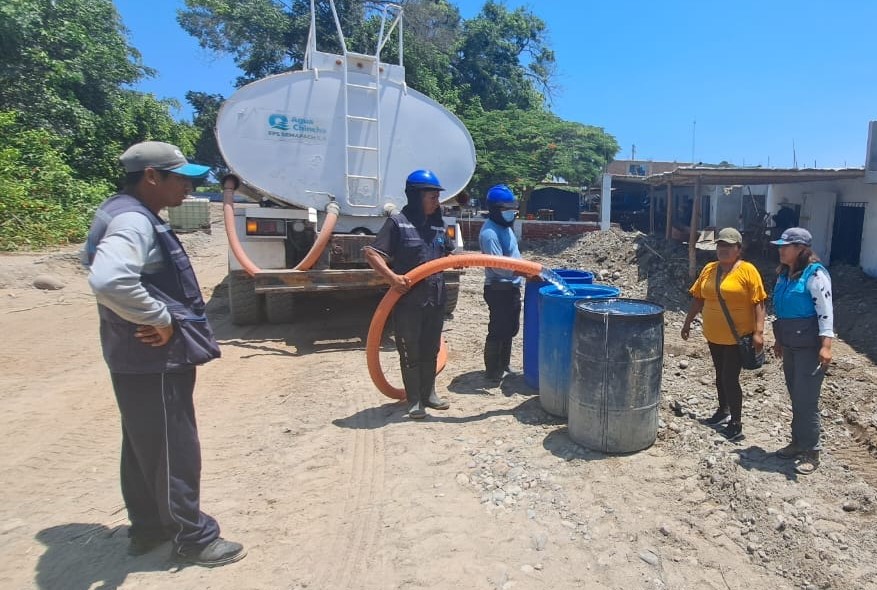 OtassPeru's tweet photo. 📍 #Chincha |  La EPS @SSemapach abastece con una  cisterna y cajas de agua al centro poblado Chamorro, en el distrito #ElCarmen, tras  activar con apoyo  del #Otass, su plan de contingencia. https://t.co/QnuNjQdtOs