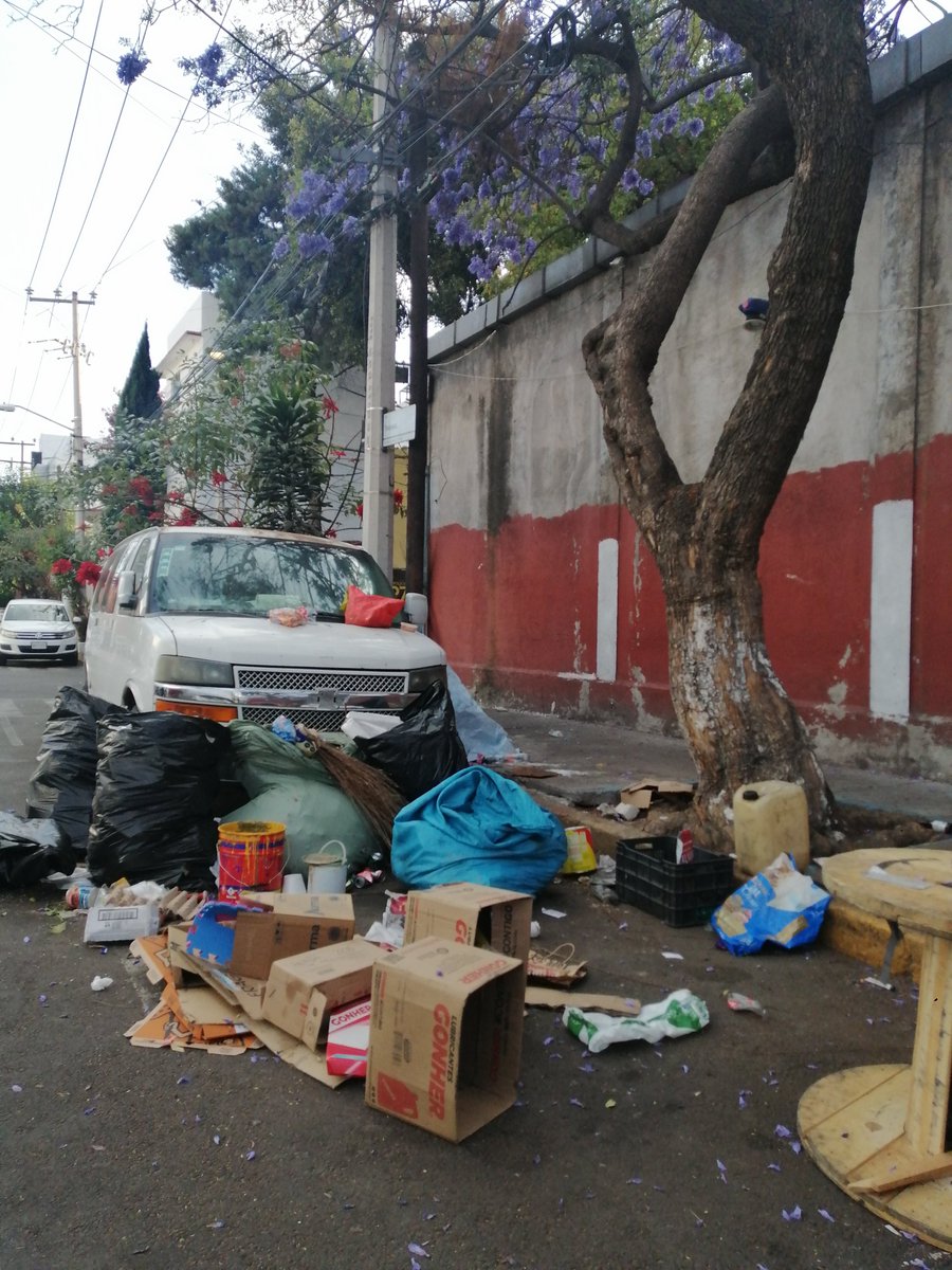 elgritodejac's tweet photo. Se solicita apoyo para limpiar calle tenayuca atrás de Parroquia Santa Cruz Atoyac @AccionesBJ https://t.co/7gf1h308vI