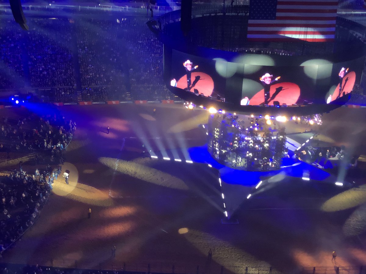 amiles11's tweet photo. I like that @BradPaisley incorporated the Oscars slap into “Celebrity” in this year’s rodeo show. Keepin’ it fresh, man!
#HLSR #BradPaisley #RodeoHouston https://t.co/vMJ8xKwqvU