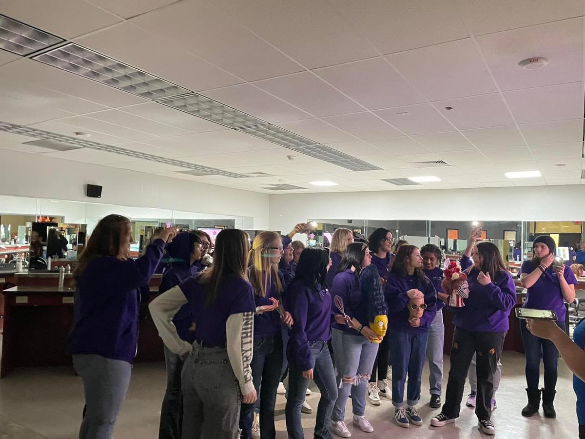 EHOVEcos's tweet photo. We can’t wait for graduation day! 👩‍🎓The seniors are filming a video with all labs to show on the BIG day!! 😛#EHOVEvips https://t.co/dfXIHh70oh