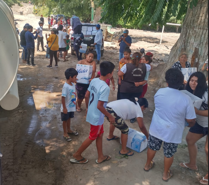 OtassPeru's tweet photo. 📍 #Chincha |  La EPS @SSemapach abastece con una  cisterna y cajas de agua al centro poblado Chamorro, en el distrito #ElCarmen, tras  activar con apoyo  del #Otass, su plan de contingencia. https://t.co/QnuNjQdtOs