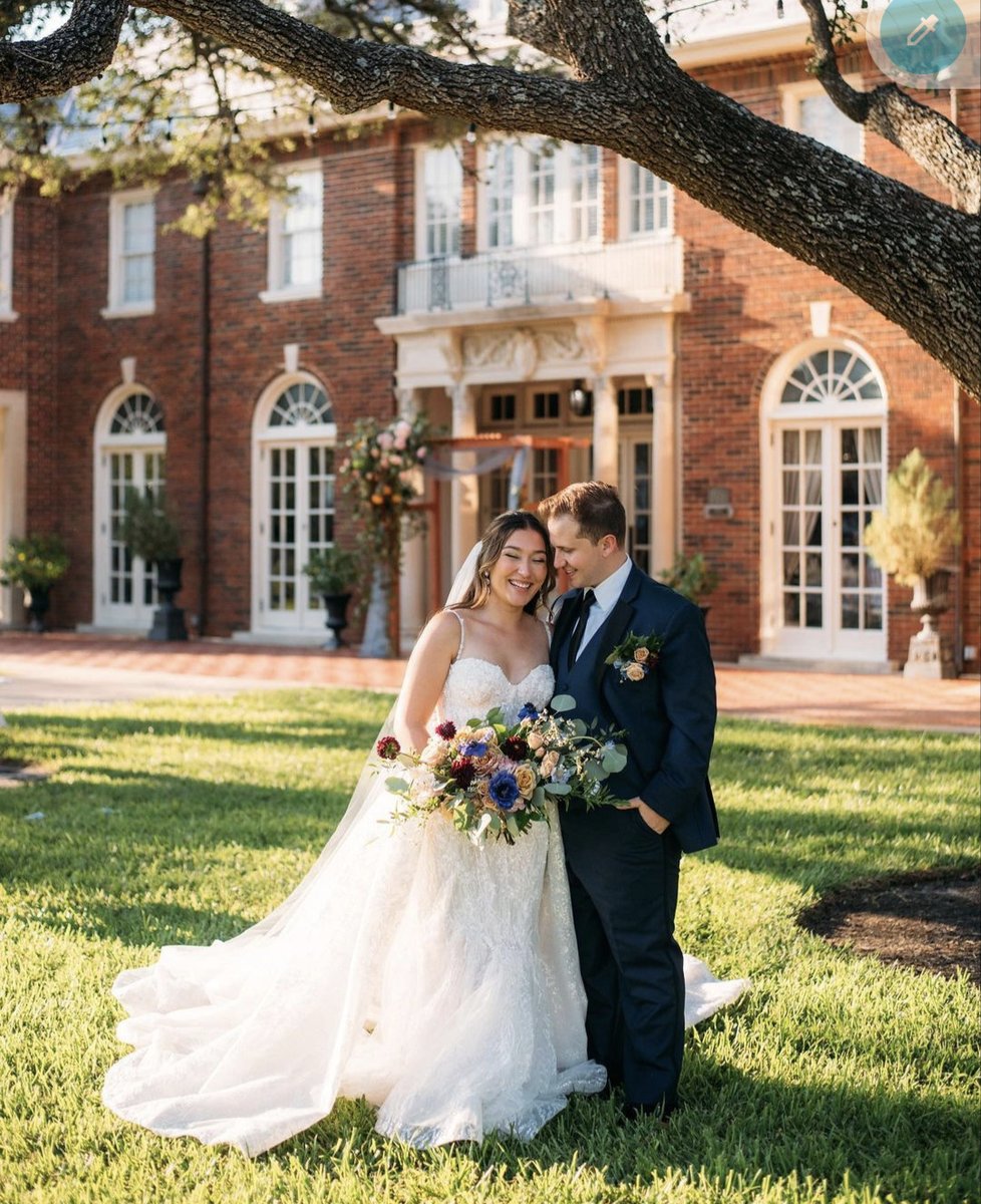 This gorgeous bouquet is giving 🌼 Spring 🌱 to the fullest.
If you haven't found your dream florist you need to check out Carriage House Floral Design. Christopher has years of experience working all over the brazos valley and beyond. From classic style to boho Carriage Hous