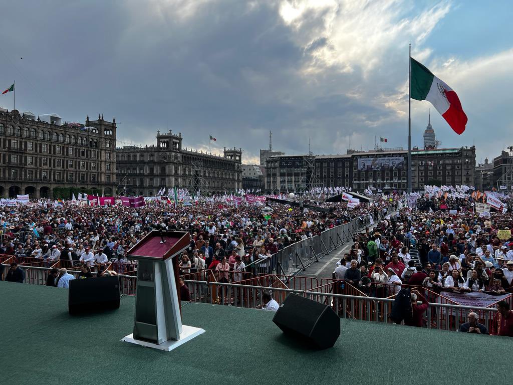 rosaicela_'s tweet photo. Es un honor formar parte del @GobiernoMX y escuchar desde el #Zócalo el mensaje de nuestro Presidente @lopezobrador_  🇲🇽 #LaPatriaSeDefiende #PorElRescateDeLaSoberanía 
#85AñosExpropiaciónPetrolera https://t.co/eInH3zwIPM