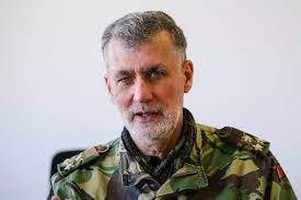 UKR_token's tweet photo. El "plantón" de un grupo de militares lusos frustró la misión de la Marina portuguesa de acompañar a un navío ruso de espionaje en aguas del archipiélago de Madeira, admitió hoy el jefe del Estado Mayor de la Armada, Henrique de Gouveia e Melo.

"El navío ruso era un barco de espionaje que estaba midiendo cables submarinos e infraestructuras", dijo Gouveia en declaraciones a medios.

"Tenemos que preocuparnos del significado que esto tiene en términos militares", insistió.

El jefe del Estado Mayor de la Armada se refería así al incidente protagonizado el sábado por 13 marinos de la fragata Mondego que se negaron a embarcar para cumplir con la misión de acompañar al navío ruso por las averías que presentaba la nave, con un motor y un generador fuera de servicio.

"No mandamos a misiones imposibles", dijo Gouveia. "Parte de esos militares encontraron que estaban en riesgo, pero no les compete a ellos hacer esa valoración porque no tienen conocimiento global, ni del estado del navío, ni de los compromisos, ni de la misión".

El almirante no dio detalles sobre el barco ruso que se encontraba en aguas de Madeira, aunque según reveló hoy la web del Correio da Manha se trata del "Akademik Tryoshnikovun", un navío que pasó a solo 30 kilómetros de Porto Santo y que Rusia utiliza para tareas de espionaje camufladas como investigación científica.