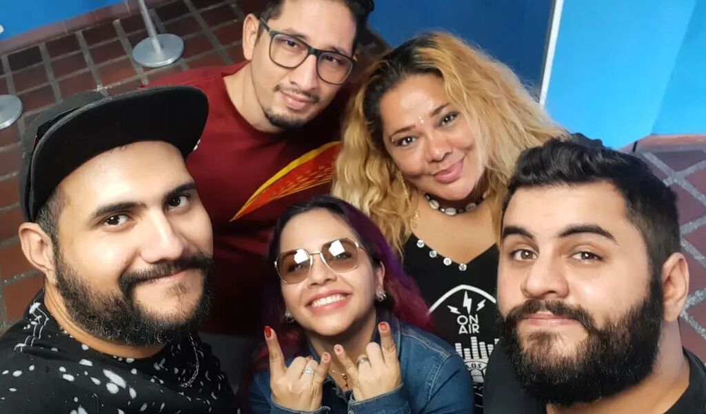 culpablesdetodo's tweet photo. Si te perdiste la entrevista con @lumbral_ , pillala en nuestro perfil, con todo y detallitos extra de la cabina que no salen al aire 🤘😎 https://t.co/yWZNWsiJjK https://t.co/jbnmpb4Xhj