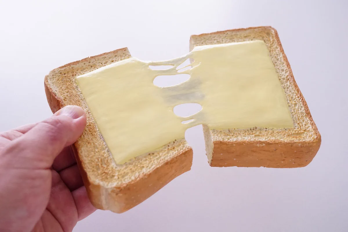 間違えて食べちゃいそう！木彫りのチーズトースト。