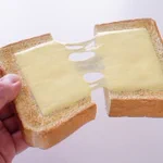 間違えて食べちゃいそう!木彫りのチーズトースト。