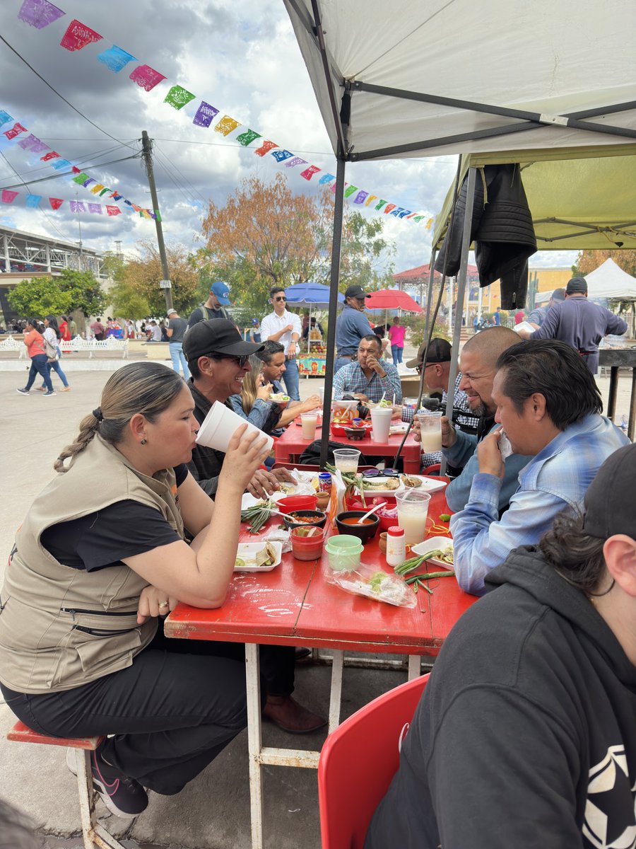 CPJannyBarrera's tweet photo. 🔴 #Sonora 🏜️ Me encantó el callejón de la comida en el #BacanoraFest #BacanoraFest2023 en #Rosario #Tesopaco aaamm no puede faltar nunca la carnita asada 🥩❤️✍️ Baile en la noche ! #TurismoRural @SECTUR_mx @Sectur_son @Mary_Montijo @semioticafact @elpajaritonews @cotamix https://t.co/phQnkAAepj
