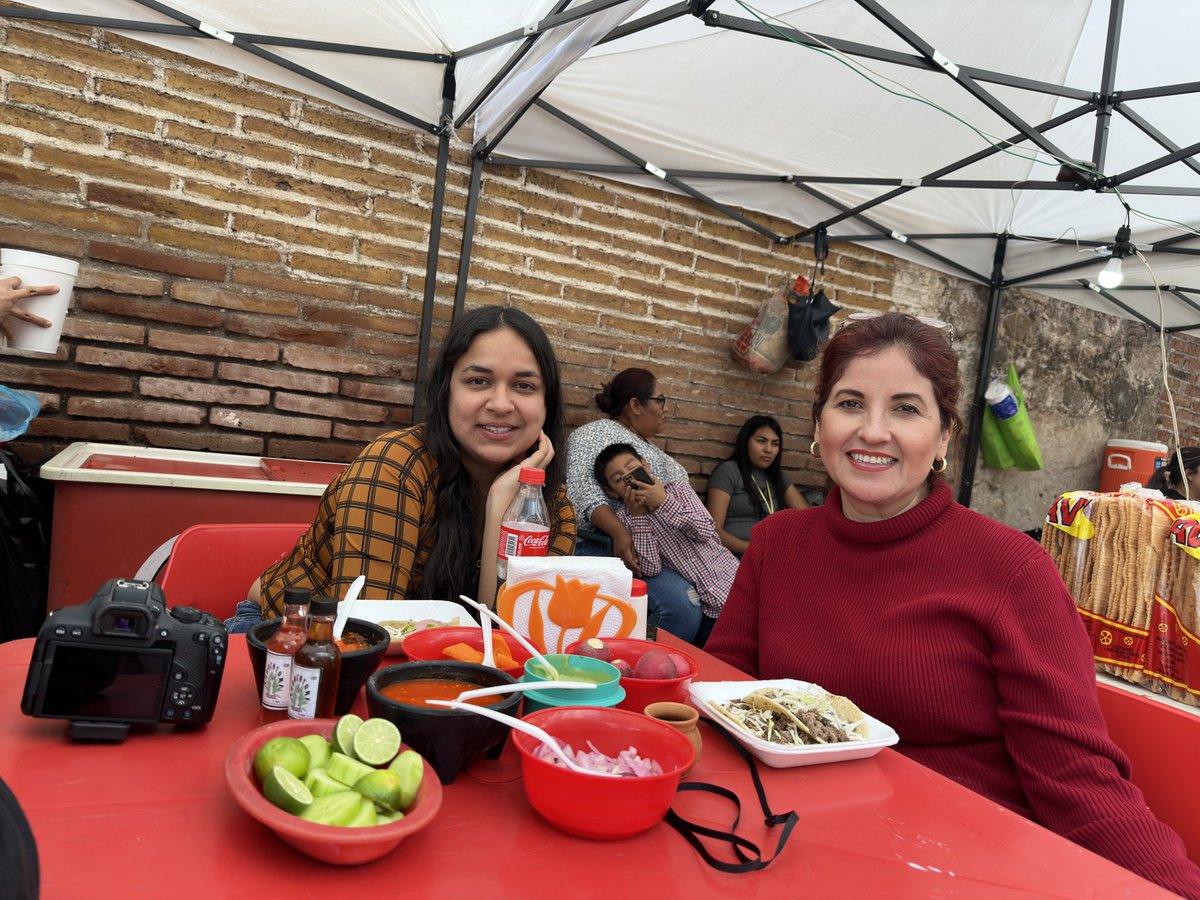 CPJannyBarrera's tweet photo. 🔴 #Sonora 🏜️ Me encantó el callejón de la comida en el #BacanoraFest #BacanoraFest2023 en #Rosario #Tesopaco aaamm no puede faltar nunca la carnita asada 🥩❤️✍️ Baile en la noche ! #TurismoRural @SECTUR_mx @Sectur_son @Mary_Montijo @semioticafact @elpajaritonews @cotamix https://t.co/phQnkAAepj