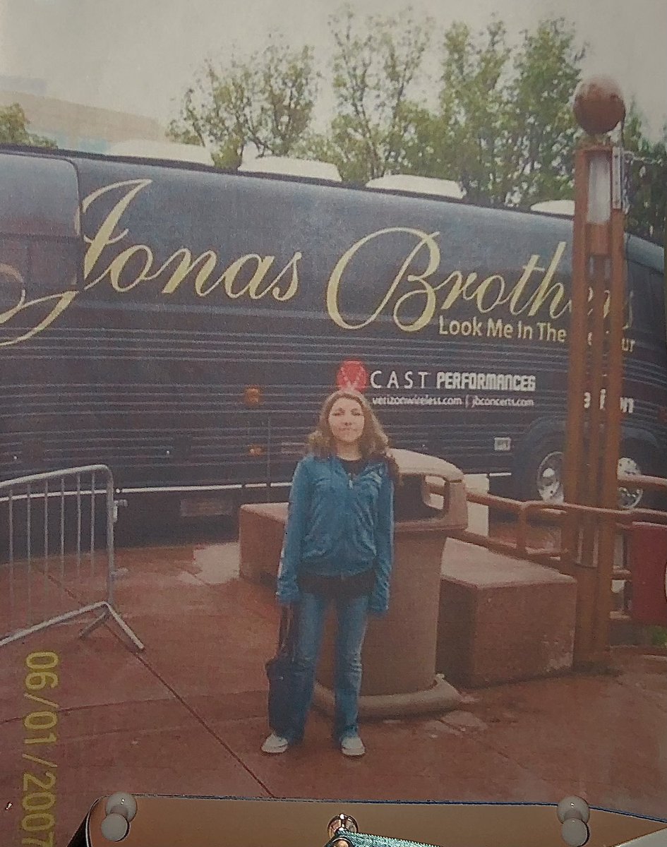 Summer_aka_D's tweet photo. @joejonas The time I went to see u guys perform at The Gibson Amphitheater in 2007/2008 &amp; I wanna go back to that night,also when cameras weren’t that good back then as they are now 😩 #circa2007 #whenulookmeintheeyestour @joejonas https://t.co/qHAHep9nx5