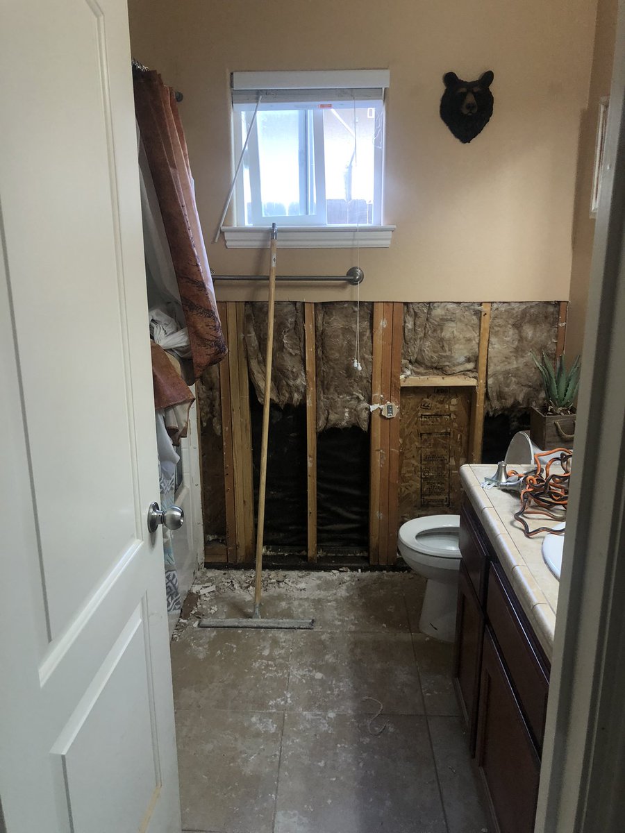 Manuel2_4's tweet photo. Woodlake suffered major flooding in March 10. The Zaragoza family was one of many who’s house was damaged due to water flowing into their building. Story coming soon for Visalia Times-Delta. https://t.co/fjtvPlYZT8