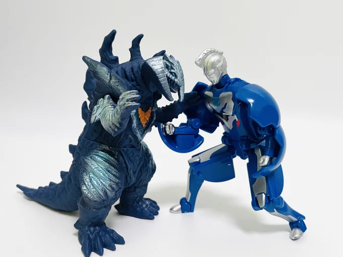 定番ソフビ同士だとどうしてもスケールに差が出てしまうウルトラマンと怪獣だけどウルトラエッグなら可動のおかげで違和感を低減して並べられるのが強みだなって 