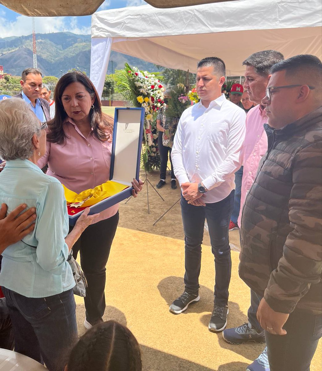 @gestionperfecta acompañó a familiares, amigos y alumnos de Aníbal Aponte, 'El Chino Aponte', en el homenaje póstumo al entrenador de béisbol, en el estadio La Planicie, pquia 23 de Enero. Se le entregó la Orden Generalísimo Francisco de Miranda en su Única Clase.

#18Mar