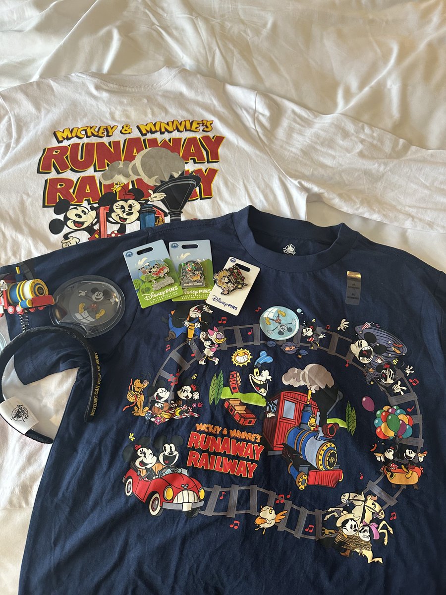 今日発売のアパレルとRRRピン購入
カチューシャはフロリダオープン時の私物
 #MickeysToontown
#MickeysRunawayRailway