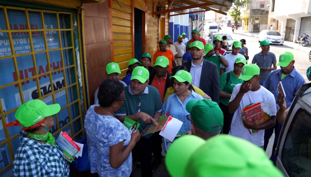 LaRedHabla's tweet photo. Hoy Sábado 18 de marzo, La Mesa de Diálogos de la RED comunitaria del Colectivo @TodosJuntosSom1 se trasladó al Barrio de San Carlos, y junto a @poloncitodn visitamos al micro empresario Ramón Ramos, Juntas de Vecinos, Asoc. Motoconchistas asi como Clubes Deportivos y culturales. https://t.co/xuMbwjUOVb