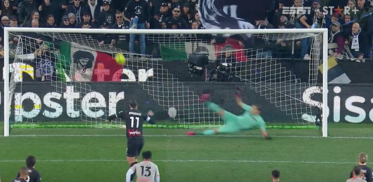 esloren's tweet image. Esa mano de Lovric
Es penal 
gracias a EL PRODUCTO #ElVAR se tiró 2 veces 
Zlatan Amo: su 1er intento fue ATAJADO x SILVESTRI

En la 2da chance cual Wanchope, la metió

El Tucu Pereyra líder Independiente se lo dedica a la de su MADRE sueca y a UN MILLÓN DE PRIMOS
#SerieA