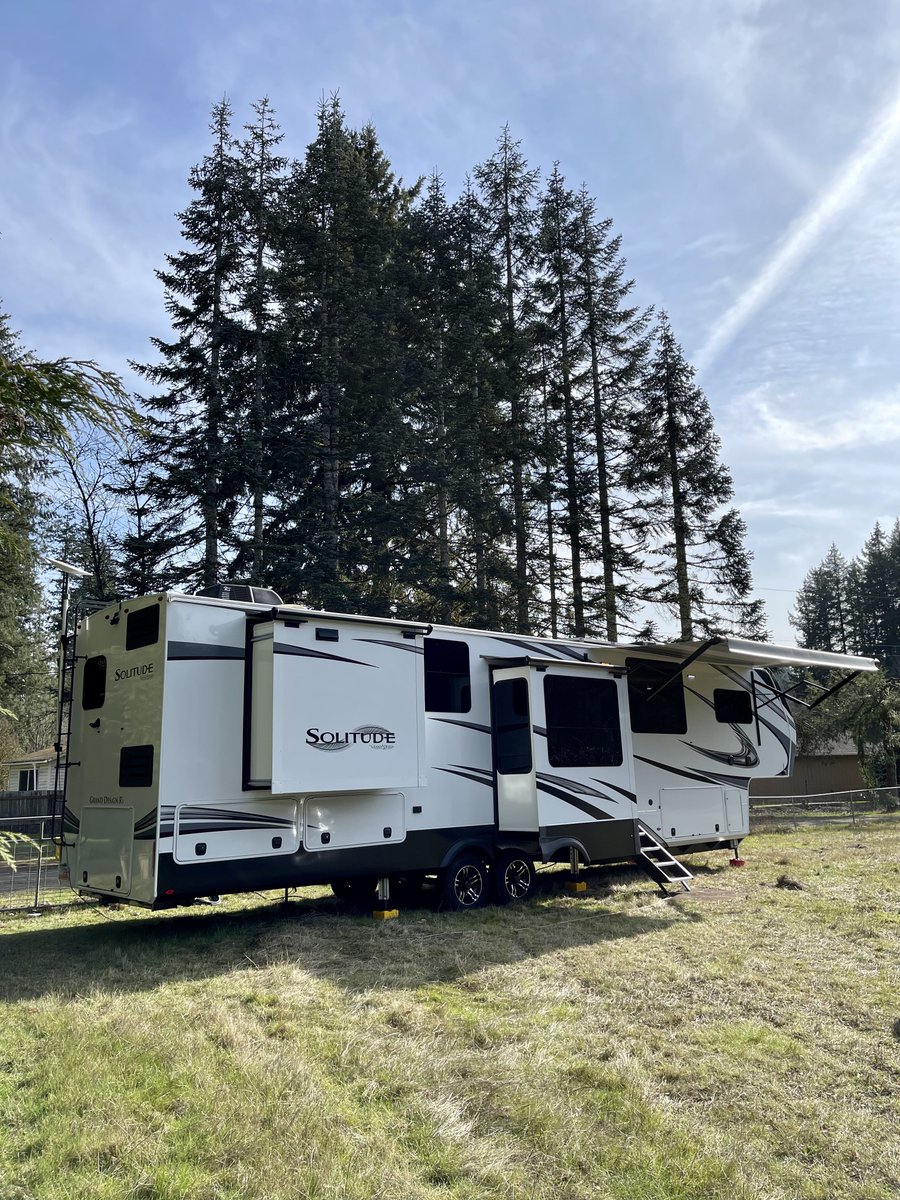 7 Hours later all the road salt and grime is gone! Deadman’s Pass in Oregon was a jacked up mess, but also beautiful to travel thru at the same time.
.
.
#gorving #rvlife #pnw #granddesignsolitude #travel #seeallthethings #kydinsider