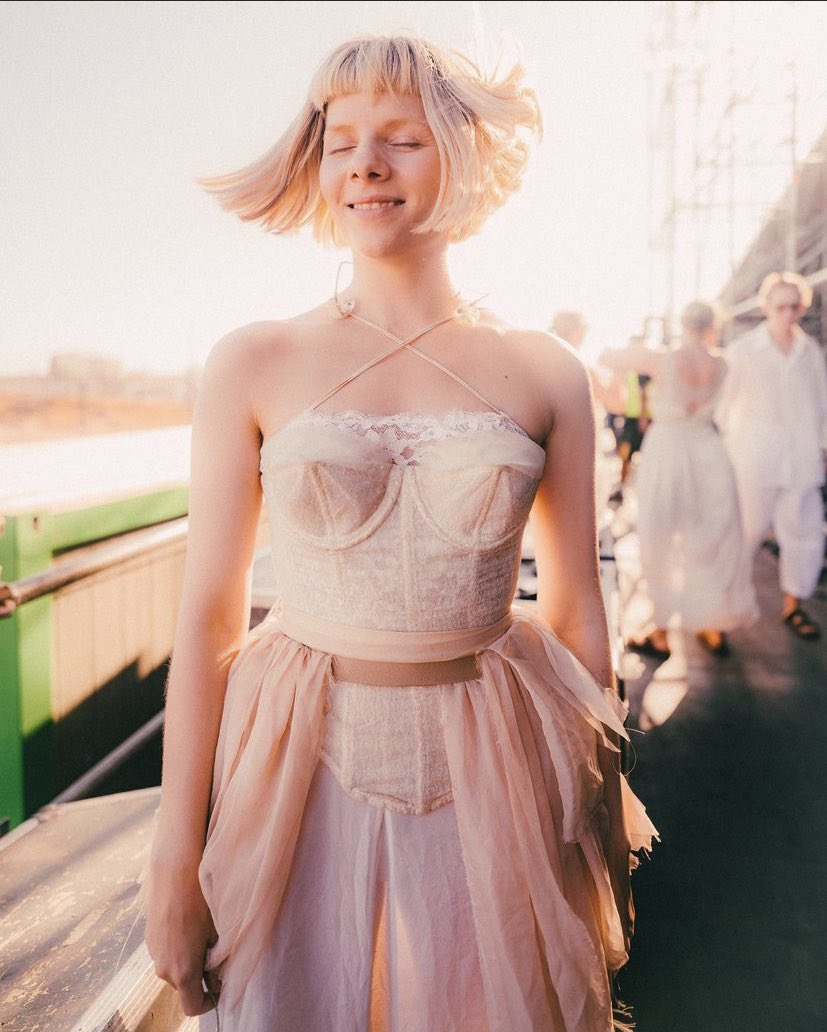 Nova foto da AURORA no backstage do #LollaCL