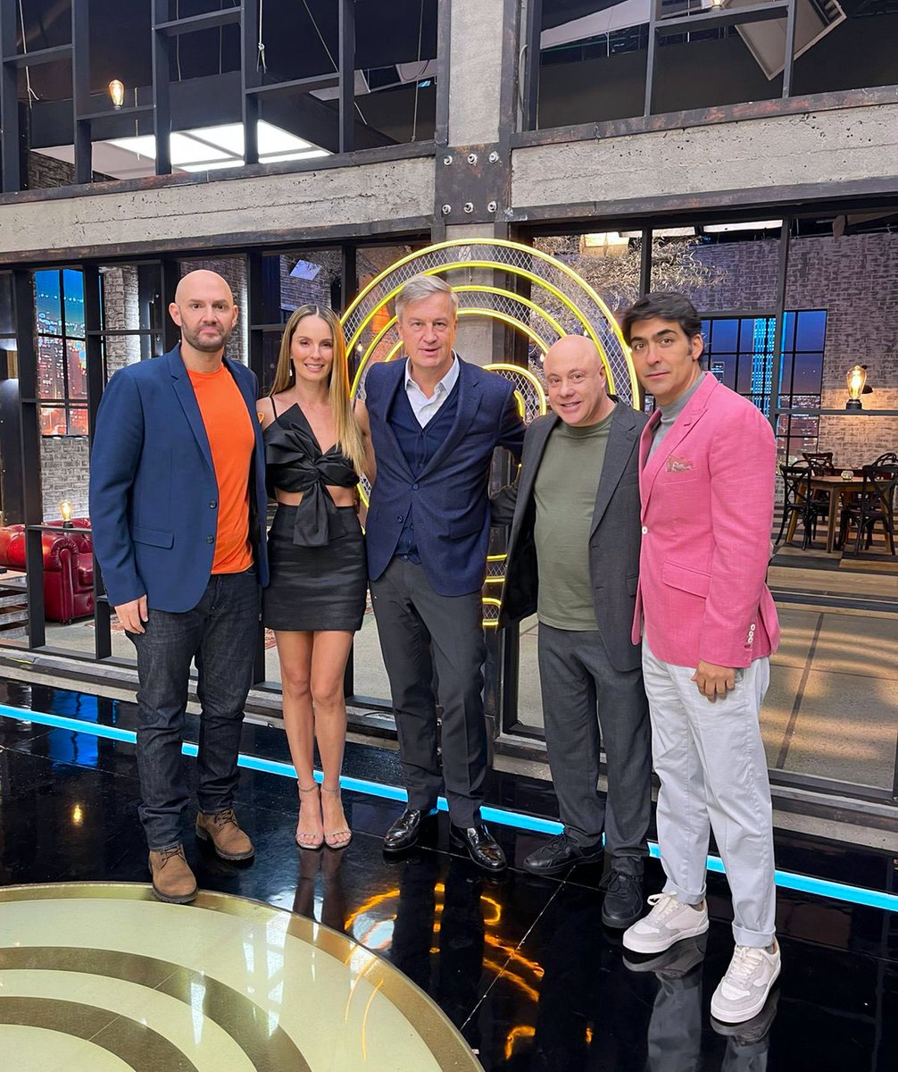 DKAmbColombia's tweet photo. ¡Manos Arriba! De visita en #MasterChef 🇨🇴 menos 
mal que @jorgerausch @nicodezubiria y @ChefCarpentier no tuvieron q valorar ningun plato mío. Privilegio conocer la cocina más famosa del mundo y los participantes de esta temporada. Gracias al equipo de @MasterChefCo y @CanalRCN https://t.co/rz15U9UhGg