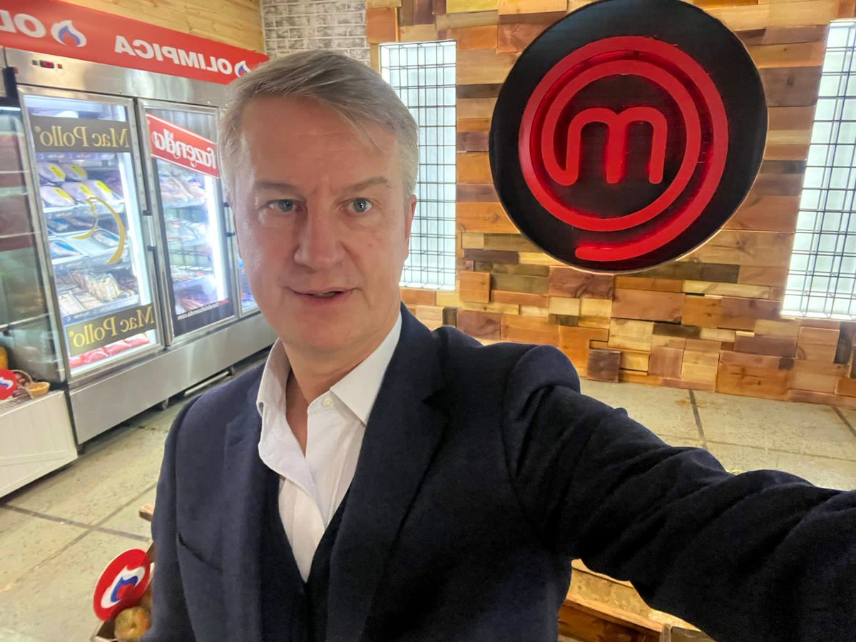 DKAmbColombia's tweet photo. ¡Manos Arriba! De visita en #MasterChef 🇨🇴 menos 
mal que @jorgerausch @nicodezubiria y @ChefCarpentier no tuvieron q valorar ningun plato mío. Privilegio conocer la cocina más famosa del mundo y los participantes de esta temporada. Gracias al equipo de @MasterChefCo y @CanalRCN https://t.co/rz15U9UhGg