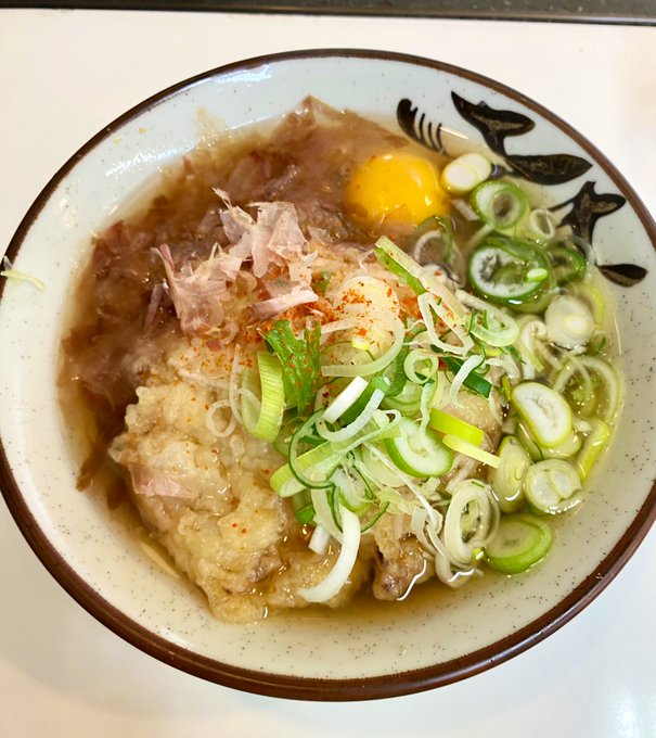 早朝食べた立ち食い天たま蕎麦。美味かった……。 