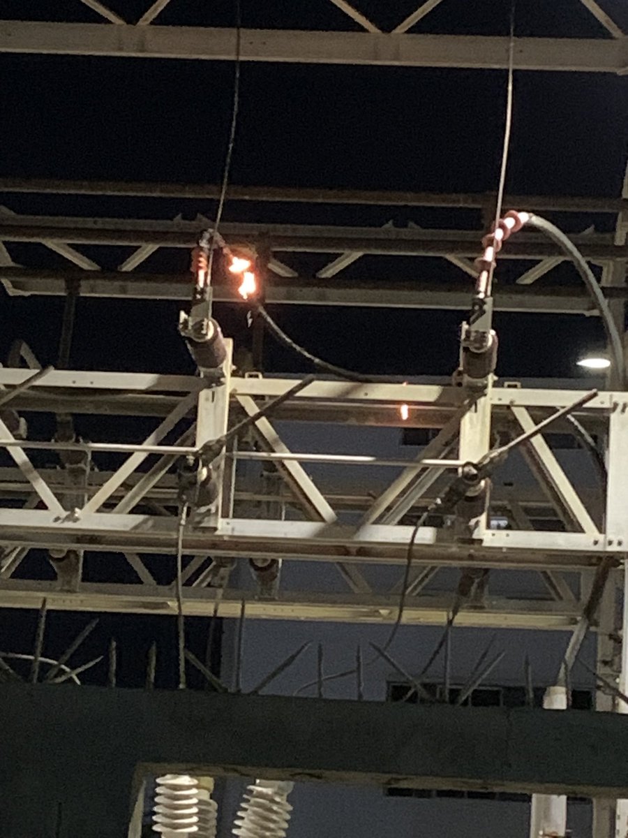 LilaDenis's tweet photo. Sub-Estacion de la lago desde hace 1 hora explotó y sigue en incendio, varias zonas bellas artes sin electricidad @CorpoelecInfo https://t.co/1Gs6RhnWC7