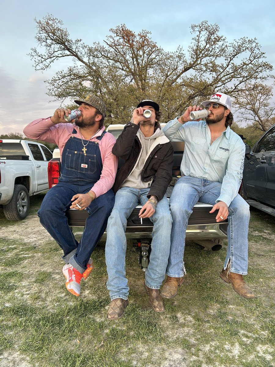 duncan4042's tweet photo. When u see us comin just know it’s gonna be a good time. https://t.co/aLJEE3wPX0
