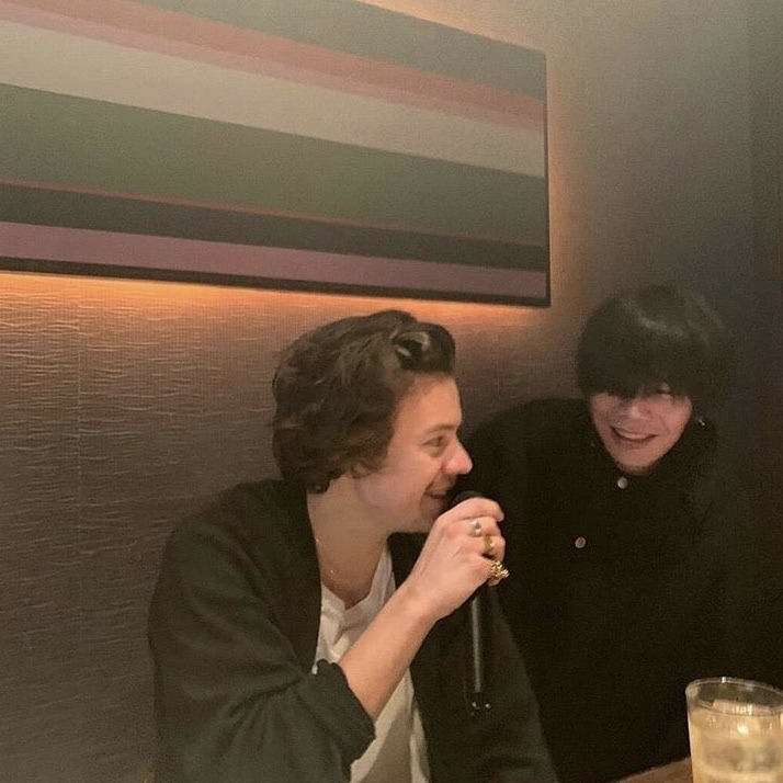 hesmousling's tweet photo. harry in japan 🥢🍣⛩️ https://t.co/kiPwMwWkGu