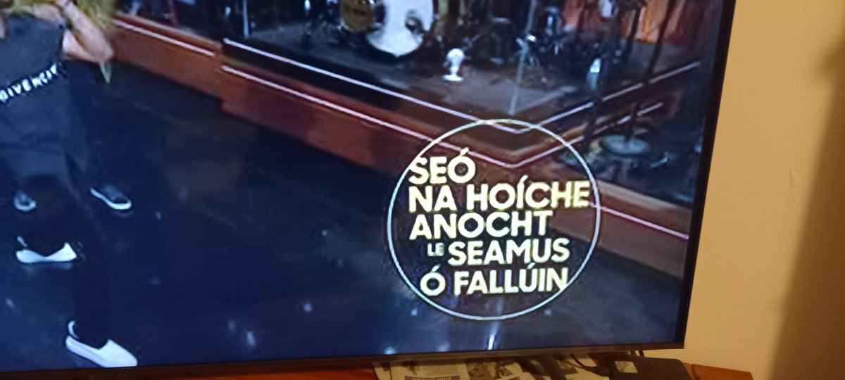 MacDaraMusic's tweet photo. What a lovely surprise to see #Gaeilge on The @TonightShowPR w/ @jimmyfallo this evening! 

Maith thú a Shéamuisín! ☘️💚

@IrishBusinessNY @ForasnaGaeilge @IrishStewCast @CenterPieceNY @nbc @CnaGUSA @IrishCenterPHL @IrishBusinessNJ @IrishAmericaMus @kenanthompson @questlove @cnag https://t.co/o5KheEP2l8