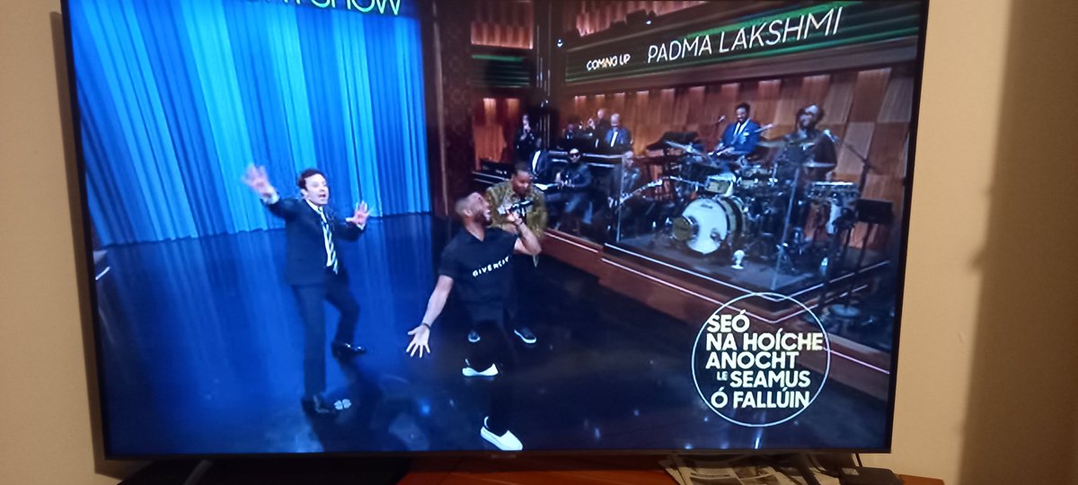 MacDaraMusic's tweet photo. What a lovely surprise to see #Gaeilge on The @TonightShowPR w/ @jimmyfallo this evening! 

Maith thú a Shéamuisín! ☘️💚

@IrishBusinessNY @ForasnaGaeilge @IrishStewCast @CenterPieceNY @nbc @CnaGUSA @IrishCenterPHL @IrishBusinessNJ @IrishAmericaMus @kenanthompson @questlove @cnag https://t.co/o5KheEP2l8