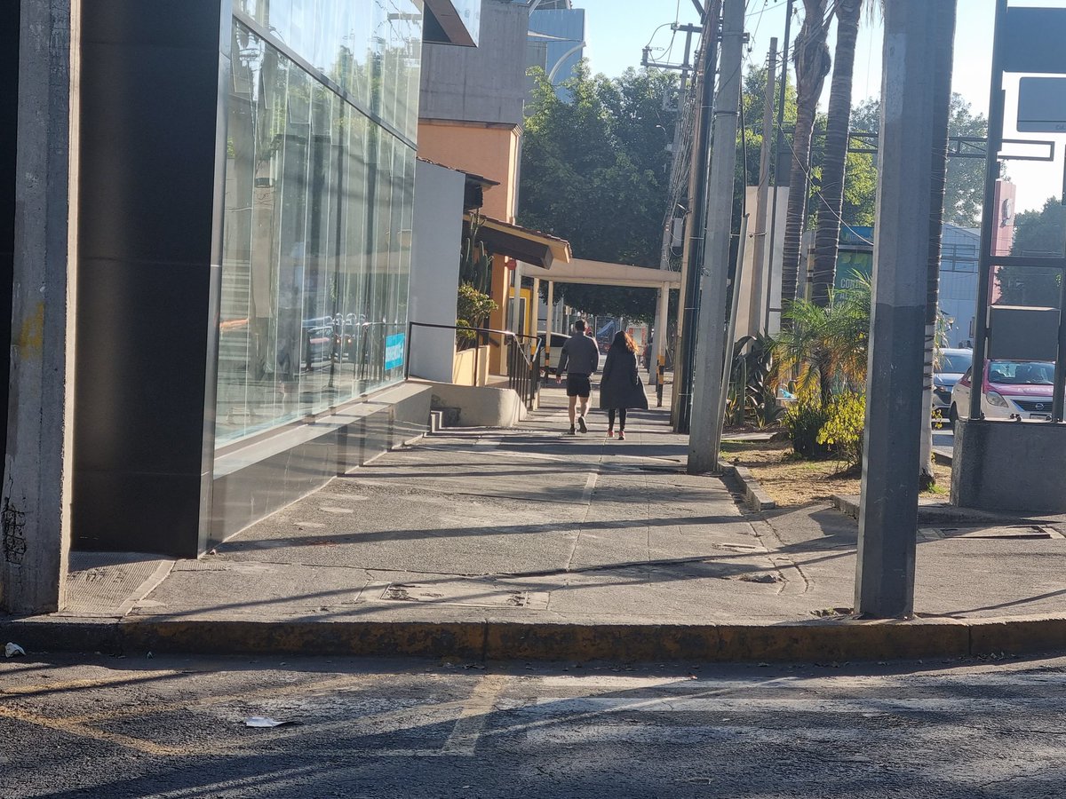 ARIANNAAG's tweet photo. @AccionesBJ @STaboadaMx @vecinosnapoles @Seg_NapolesDF @BJAlcaldia @C5_CDMX  AYUDA!!!!! CON RAMPAS EN BANQUETAS COL NAPOLES,  en la esq. de la calle eje 5 sur con tennessee,  hoy es muy difícil caminar por ahí si vas con carreola o con alguien en sillas de ruedas. https://t.co/VUYRggdknA