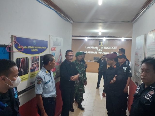 lpnkarangintan's tweet photo. Kakanwil Kemenkumham Kalsel Terjun Langsung Awasi Kegiatan Satops Patnal di Rutan Kelas IIB Pelaihari
 
@kumham_kalsel @lpnkarangintan
#KumhamKalsel #FaisolAli #LPNKarangIntan @lpnkarangintan #WahyuSusetyo
Kanwil Kemenkumham Kalsel | Faisol Ali https://t.co/O2mLVARitn