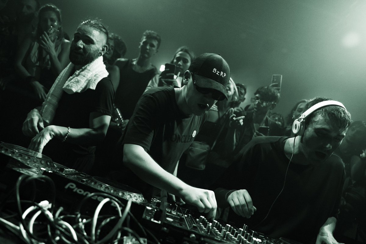 bizarrap's tweet photo. mi buenos aires querido 🇦🇷 with my mates @skrillex @fredagainagain1 https://t.co/Iacu62FYJz
