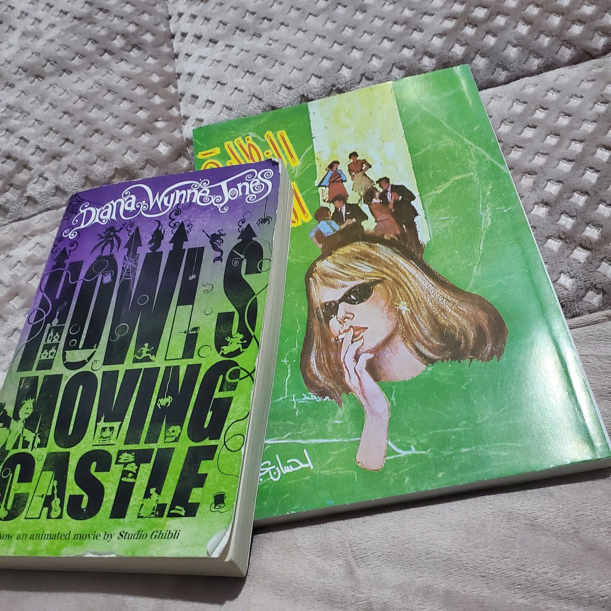 reem_alg_'s tweet photo. رحلتي من نكمل كتاب في خمسة الى تمانية شهور 
الى نكمل زوز كتابات في يومين
الحاجة الايجابية الوحيدة من التهاب و فقرات الي ضاربين بعض 
yay ! 
👁👄👁
💧 https://t.co/4iV12C9lsf